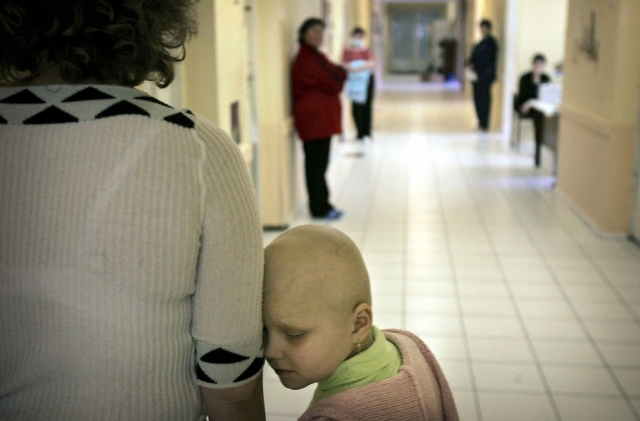 Восьмилетняя украинка Вика Червинска, страдающая от рака, со своей мамой в больнице Киева 18 апреля 2006 года. "Гринпис" отметил, что более 90 тысяч человек, скорее всего, умрут от рака, полученного из-за облучения после катастрофы на Чернобыльской АЭС.