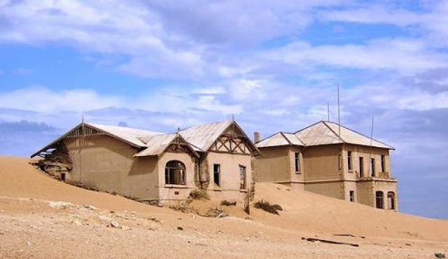 Колманскоп, Намибия. Город построили после обнаружения немцами в 1908 году месторождения алмазов. В нем строили дома в немецком стиле, были танцзал, школа и казино.