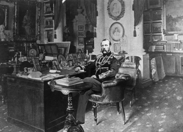 Царь Александр II запечатлен в своем рабочем кабенете в 1875 году. Говорят, что он был первым российским императором, четко разделившим свой день на рабочее время и приватные часы.