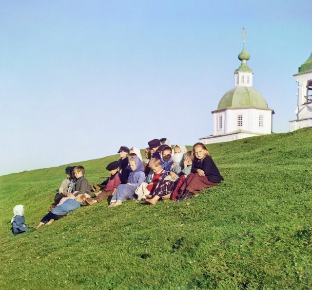 Группа детей в городе Белозерск. 1909 год.