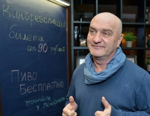 СМИ утверждали, что Балуев был пьян. Но концертный директор артиста уточнила, что тот просто не успел на рейс. 