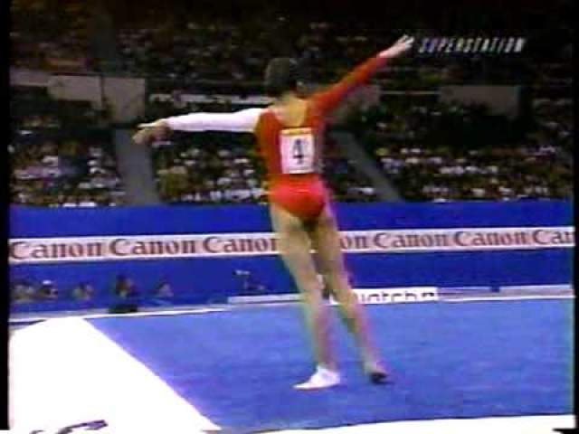 Сань Лань. 17-летняя гимнастка-китаянка получила страшную травму на Играх доброй воли в 1998 году в Нью-Йорке.