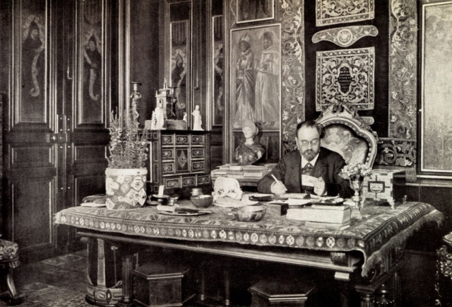 Эмиль Золя в своем кабинете,великий французский писатель находится непосредственно за работой за письменным столом.