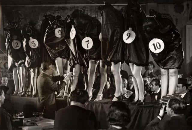 Мисс "Ножки". Состоявшийся в Париже в 1936 году первый конкурс Мисс "Ножки" выглядел довольно жутковато: дабы не отвлекаться от предмета конкурса, жюри решило полностью закрыть остальные части тела девушек.
