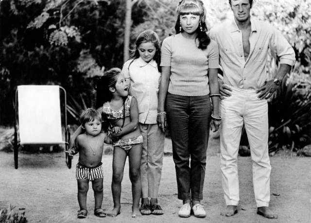 В первом браке с танцовщицей Элоди Константен у актера родилось трое детей - дочери Патриция и Флоранс, сын Поль Бельмондо, бывший гонщик "Формулы-1". Старшая дочь Патриция погибла при пожаре в 1994 году.