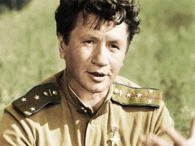 Актер Леонид Быков погиб, возвращаясь с дачи, при попытке обгона асфальтоукладочного катка.