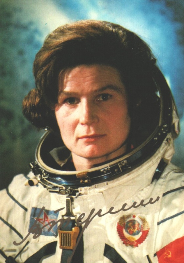 Самая высокая скорость, с которой когда-либо передвигалась женщина, 28115 км/ч. Ее достигла Валентина Терешкова на советском космическом корабле "Восток 6" 16 июня 1963 г.