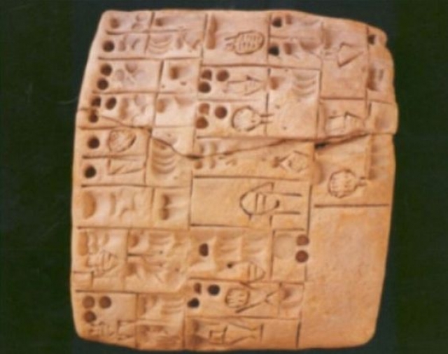 Кулинарная книга. Первым записанным рецептом принято считать вот эту глиняную шумерскую табличку с рецептом пива, датируемую 3000 годом до н.э.
