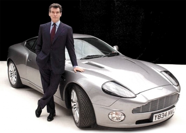 Пирс Броснан. Агент 007 предпочитает передвигаться в Aston Martin Vanquish.