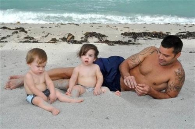 Рики Мартин. В 2008 году певец стал отцом двух очаровательных мальчиков Валентино и Маттео.