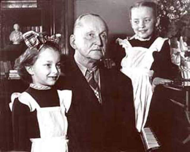 Анастасия Вертинская с отцом и сестрой Марианной.