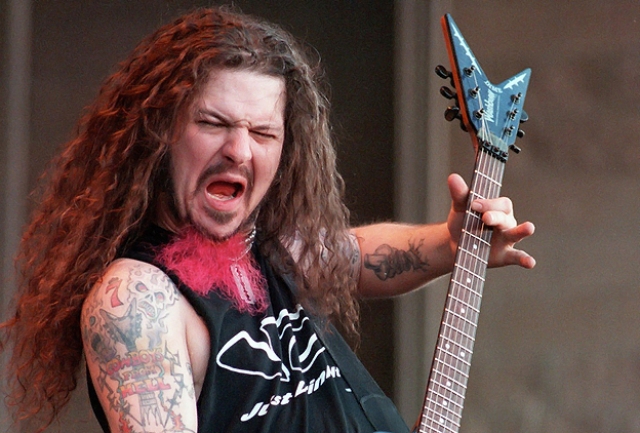 Даррелл Лэнс Эбботт, Даймбэг Даррелл. Американский музыкант, вокалист и один из основателей метал-групп "Pantera" и "Damageplan", скончался прямо во время выступления.