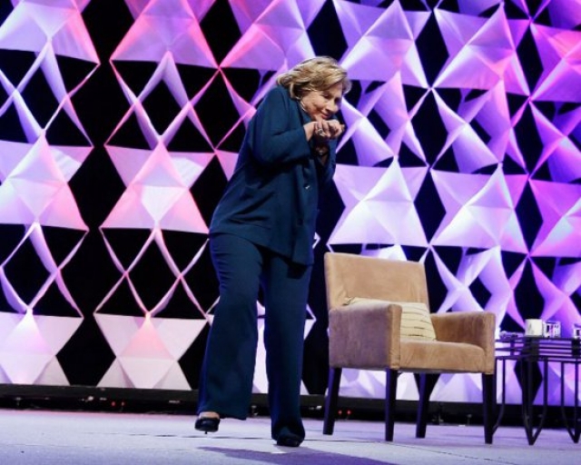 2014 год. В экс-госсекретаря США Хиллари Клинтон бросили туфлю во время лекции в отеле Mandalay Bay в Лас-Вегасе. "Что это было? Летучая мышь?" - воскликнула сенатор 