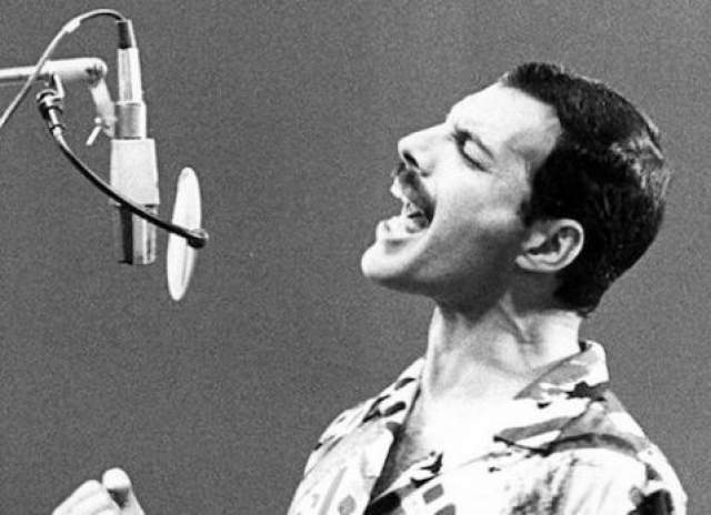 "Я больше не могу. Сейчас немного отдохну, и мы закончим" - Фредди Меркьюри, 1946-1991. Легендарный музыкант, уникальный вокалист, лидер группы Queen несколько лет знал, что у него ВИЧ, но никому об этом не сообщал и работал до последнего. Последней его работой в студии была запись песни "Mother love", где он и произнес эту фразу.