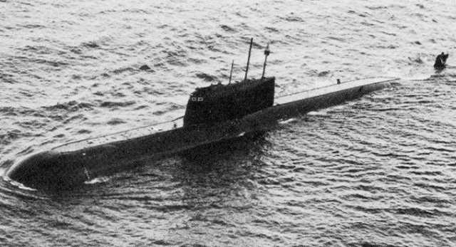 При этом при всплытии на глубине 800 метров она смогла успешно произвести тестовый выстрел из торпедных аппаратов. На такой глубине лодка была недостижима для других подводных лодок, а также практически не фиксировалась локаторами и радарами.