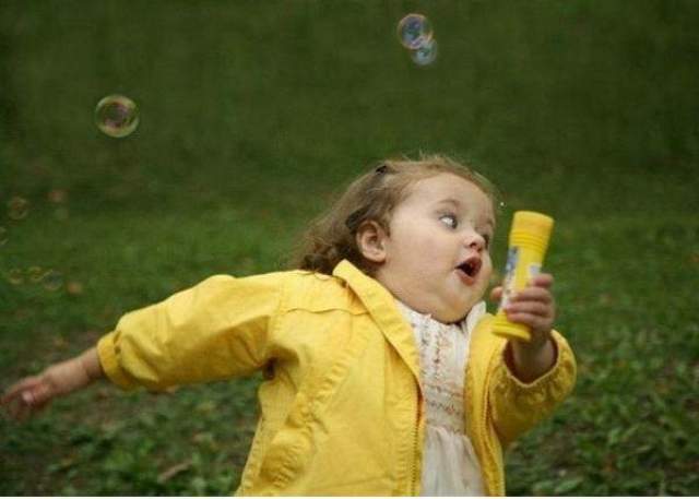 Девочка с мыльными пузырями . Оригинал фотоснимка впервые был опубликован 22 августа 2009 года на имиджборде 4chan. Кто автор снимка и какова его предыстория - по сей день неизвестно.