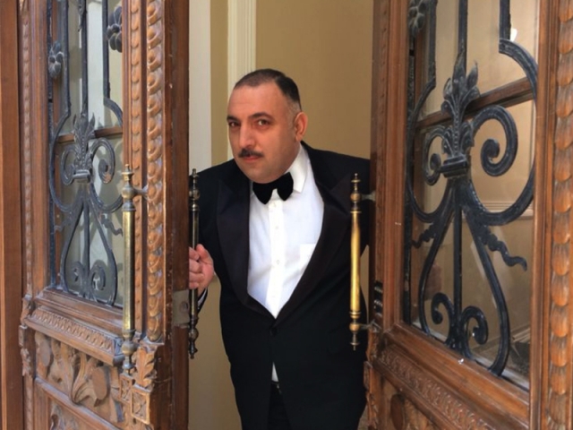 Бахрам Ариф оглы Багирзаде. Комедийный актер, режиссер, ведущий, член Союза кинематографистов, а также Объединения карикатуристов Азербайджана. Издает глянцевые журналы в Баку, собственные книги, снимается в фильмах.
