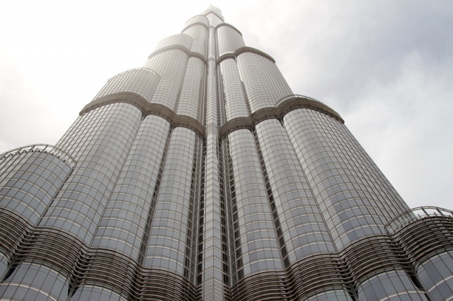 Хотя Бурдж-Халифа находится в Дубае (и изначально звалась Бурдж-Дубай), проект небоскреба разработали в американской фирме Skidmore, Owings and Merrill. В качестве генерального подрядчика застройки выбрали южнокорейскую компанию Samsung Engineering and Construction.