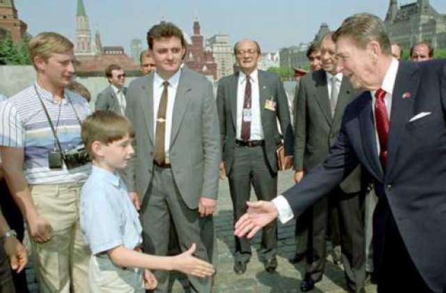 2. Загадочный турист на фото с Рейганом на Красной площади  Во время визита в 1988 году в Москву Рональд Рейган прошелся по Красной площади, чтобы пообщаться с простыми советскими людьми. Фотограф из Белого дома сфотографировал, как американский президент пожимает руку мальчика. 