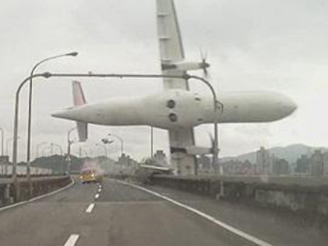 Снимок крушения самолета ТрансАзии в Тайване, сделанный очевидцем. 42 из 58 пассажиров погибло.