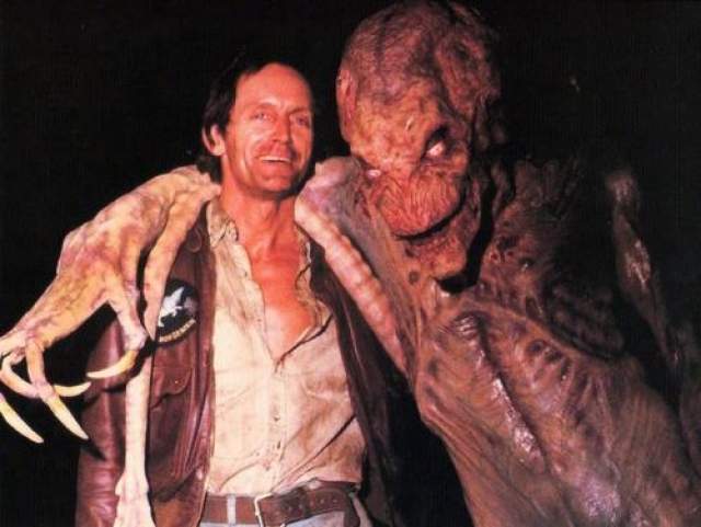 Лэнс Хенриксен и демон Тыквоголовый на сьемках фильма "Тыквоголовый", 1987 год