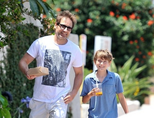 Дэвид Духовны и Кид Миллер Духовны. Сын актера и Теи Леони появился на свет 15 июня 2002 года.