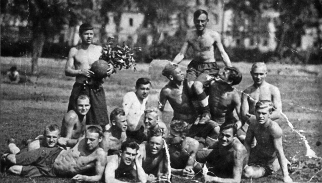 Футболисты ленинградского "Динамо" после матча с командой Краснознаменного Балтийского флота в блокадном Ленинграде.