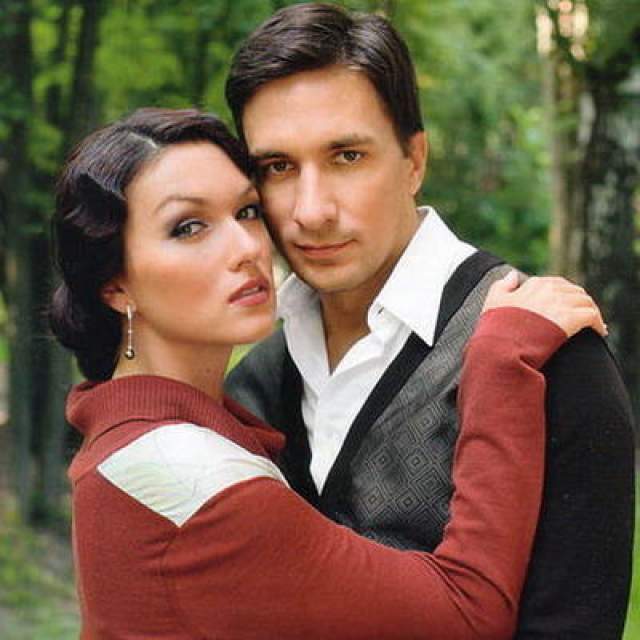 После шести лет фактического брака с Антипенко (2006-2012) Юлия осталась одна с двумя детьми, но руки не опустила. Более того, как раз 2013 год стал одним из самых успешных в ее карьере - тогда она снялась сразу в пяти фильмах и сериалах.