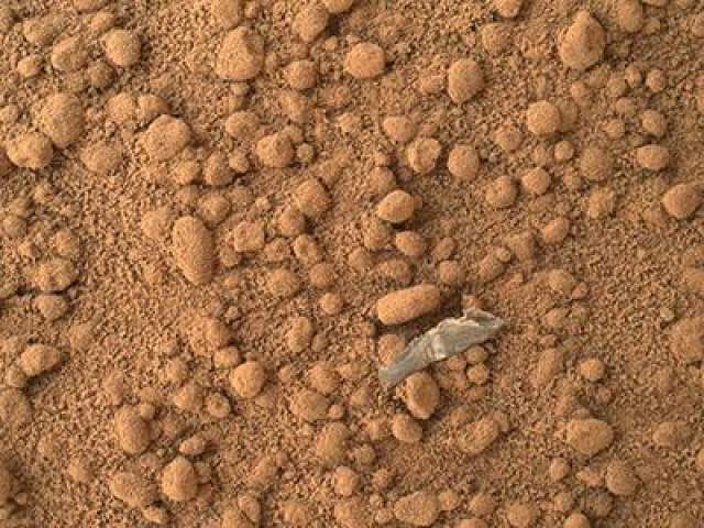 Марсианская поверхность крупным планом. Здесь виден какой-то посторонний предмет. Скорее всего, это мусор с посадочного модуля. 