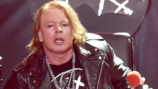 Эксл Роуз. Вокалист группы Guns N Roses, явно озабочен своим внешним видом и старается быть верным рок-н-ролльному имиджу. Не так давно он даже подал в суд на Google, требуя удалить свои "толстые" фото из выдачи .