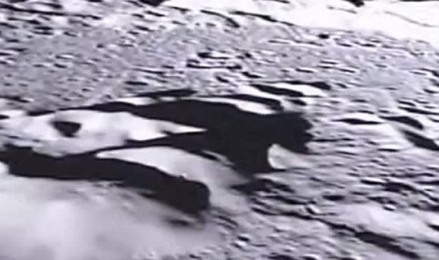 НАСА обнародовали эти кадры, сделанные камерами, которые были установлены на спутниках-близнецах Ebb и Flow, один из которых и пролетал над объектом прямоугольной формы.