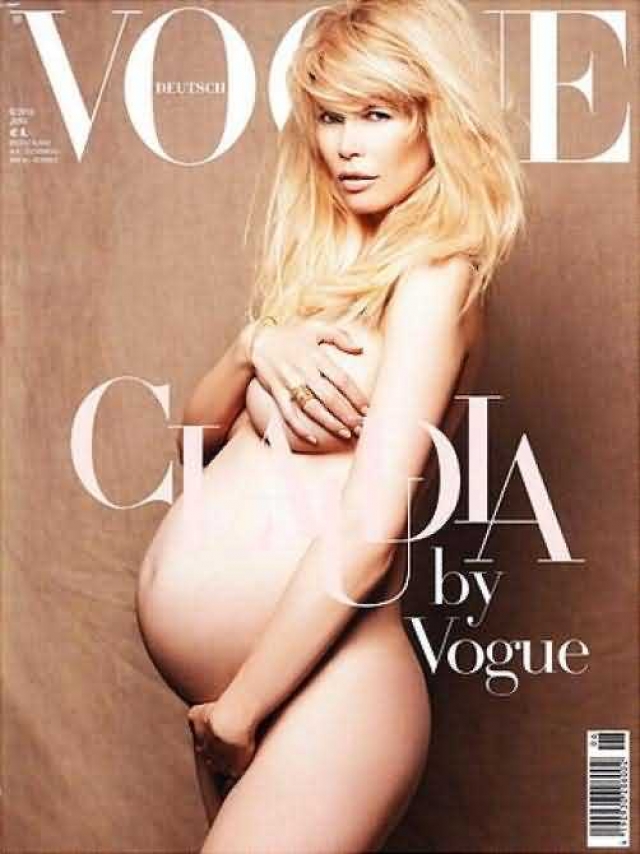 С возрастом особо интимные места на откровенных фото модели стали прикрытыми. Для Vogue Клаудиа позировала мало того, что обнаженной, так еще и в положении.