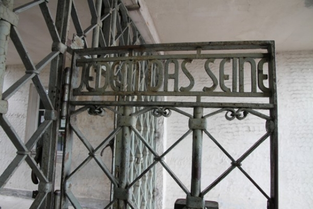 Уже в феврале 1938 года коменданты придумали пыточное помещение под названием "бункер", где предстояло развлекаться надсмотрщику Мартину Зоммеру. Оно было расположено слева от ворот с надписью Jedem das Seine.
