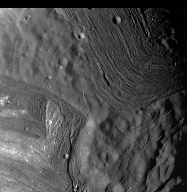 Поверхность спутника Урана Миранды.