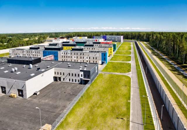 Начав политику европеизации, Эстония избавилась от советского наследия в виде тюрем лагерного типа, и в 2006 году открыла тюрьму Виру. Она находится в 30 км от границы с Россией.