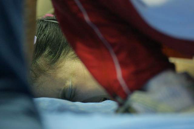 Ван Янь. На чемпионате страны 15-летняя китайская гимнастка, выполняя упражнения на брусьях, зацепилась ногой за одну из жердей и упала головой на жесткий мат.