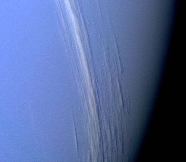 Облака на Нептуне.
