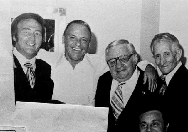 В 1947 году Синатру видели на Кубе вместе с братьями Джо и Рокко Фишетти — родственниками и членами банды знаменитого Аль Капоне. 