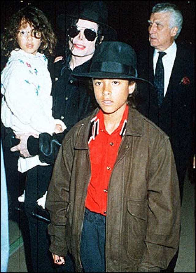 Последовало скандальное расследование, в ходе которого Майклу пришлось показать свои гениталии для сравнения с тем, что описывал мальчик. Джексон заплатил семье Чандлера $22 миллиона, после чего  Джордан отказался свидетельствовать против Майкла.