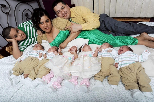 В октябре 2008 года 31-летняя Дигна Карпио из Нью-Йорка родила шестерых близнецов. 