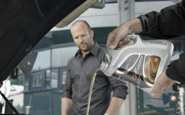 В 2010 году компания "Газпромнефть" для съемок в рекламном ролике своего мотороного масла пригласила популярного актера Джейсона Стетхема.