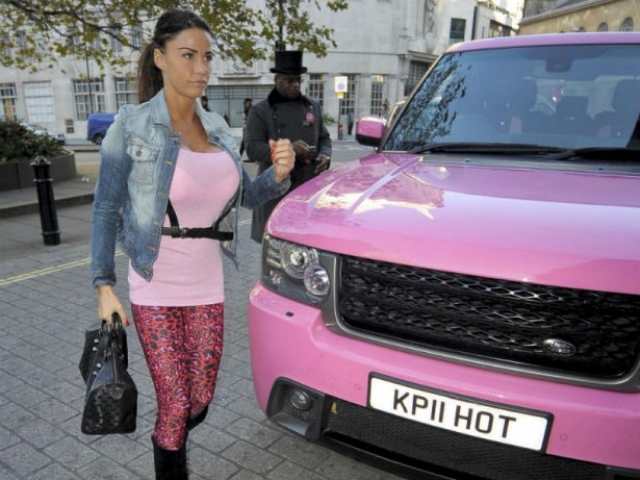 Кэти Прайс. Британская певица и модель ездит за рулем розового Range Rover.