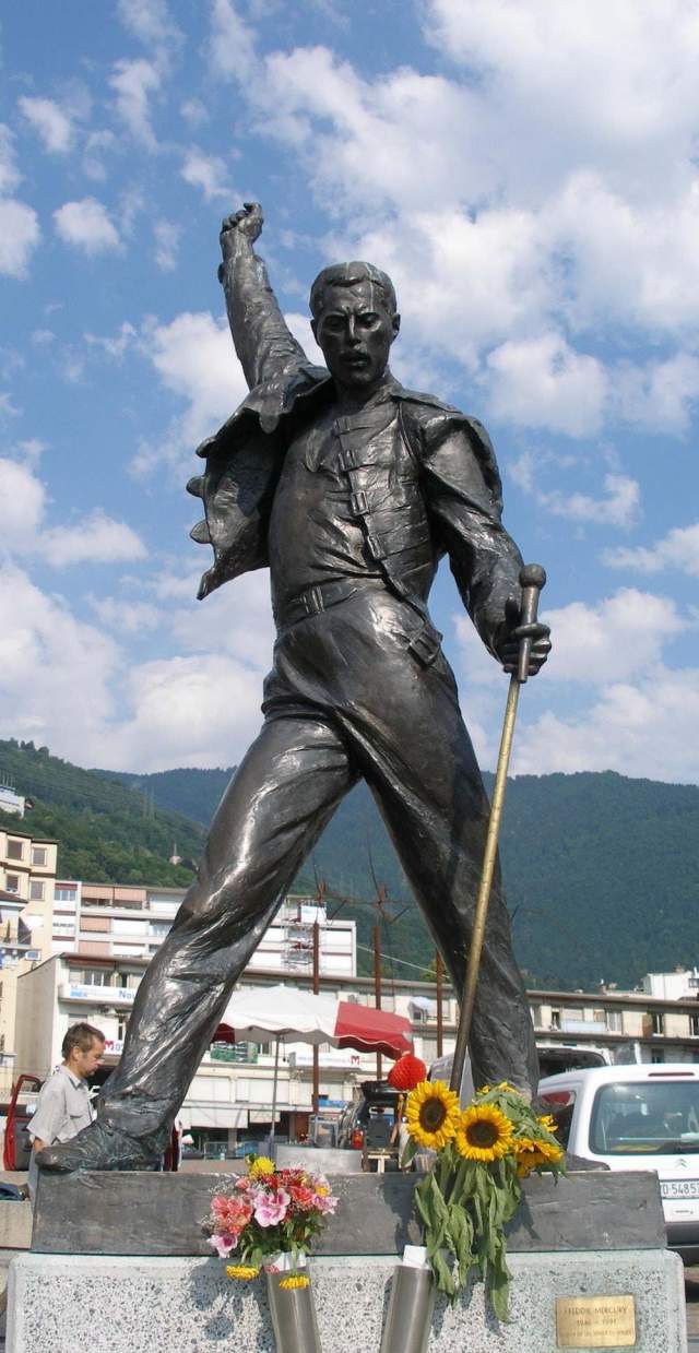 Фредди Меркьюри. Хотя прах певца и был развеян, его местом памяти и своеобразным надгробием считается скульптурный портрет в швейцарском Монтре. Изваяние было изготовлено в 1996 году, спустя пять лет после смерти актера.