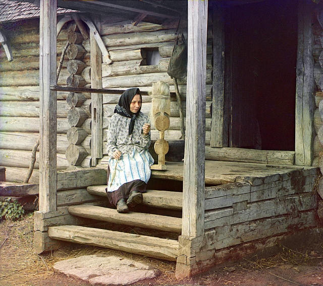 За пряжей. Жительница деревни Изведово. 1910 год.