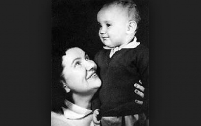 Михаил, сын знаменитой советской актрисы Нины Сазоновой , которого она всю жизнь холила и лелеяла, в алкогольном опьянении до полусмерти избил свою пожилую больную маму.