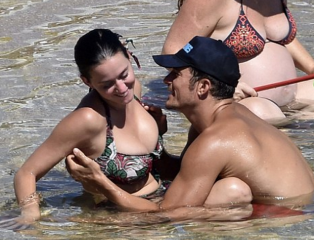 Орландо Блума папарацци застукали за тем, как он ласкал грудь своей возлюбленной Кэти Перри на общественном пляже.