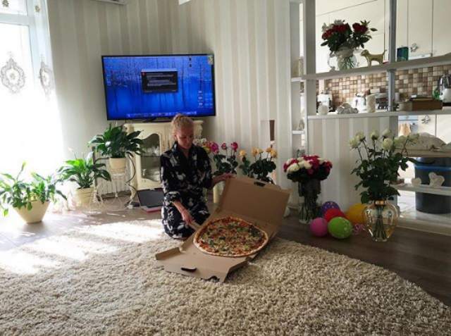 Украинские СМИ сообщали, что раньше Алена жила с родителями в "хрущевке" в Кривом Роге, а с весны 2014 года она переселилась в отдельную квартиру в центре. По слухам, жилье ей презентовал сам Жан-Клод. 
