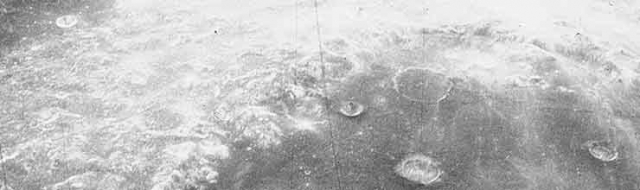 Снимок, сделанный американским зондом "Лунар Орбитер"  на обратной стороне Луны. В море Кризисов, около кратера Picard  возвышается удивительная "башня" напоминающая искусственное сооружение.