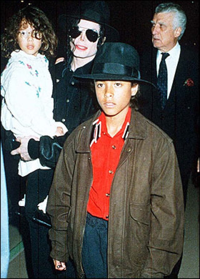 Майклу пришлось продемонстрировать свои гениталии для сравнения с тем, что описывал мальчик. В итоге стороны заключили мировую: Джексон заплатил семье Чандлера 22 миллиона долларов, а Джордан отказался свидетельствовать против Майкла.