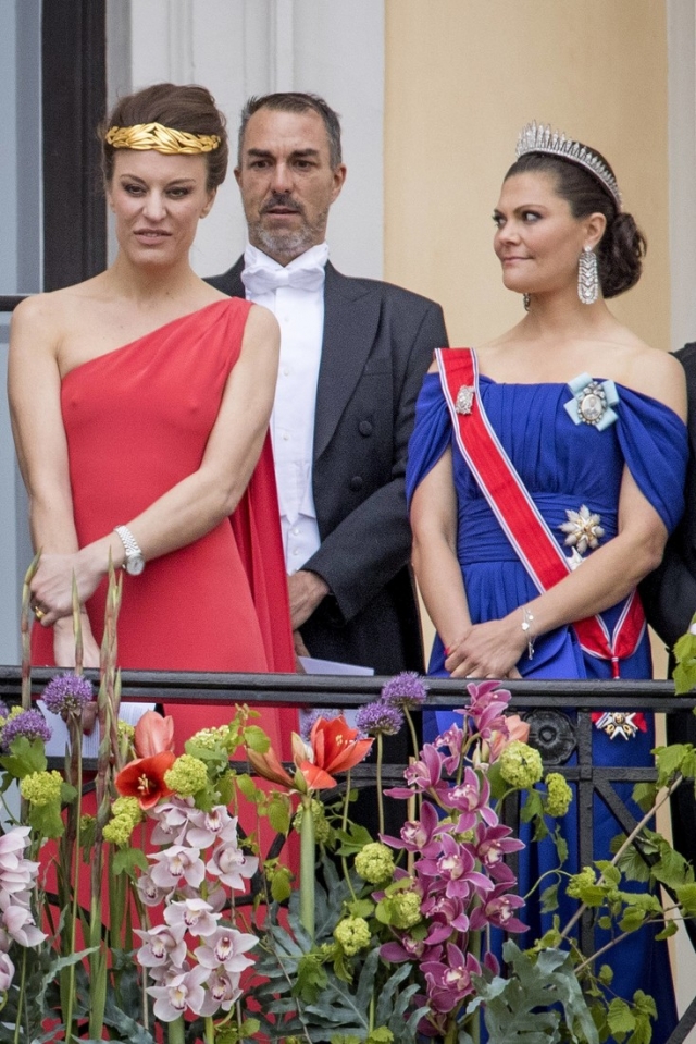 Дочь шведской графини Дезире Когевинас шокировала других приглашенных на празднование юбилея короля и королевы Норвегии выбором наряда.